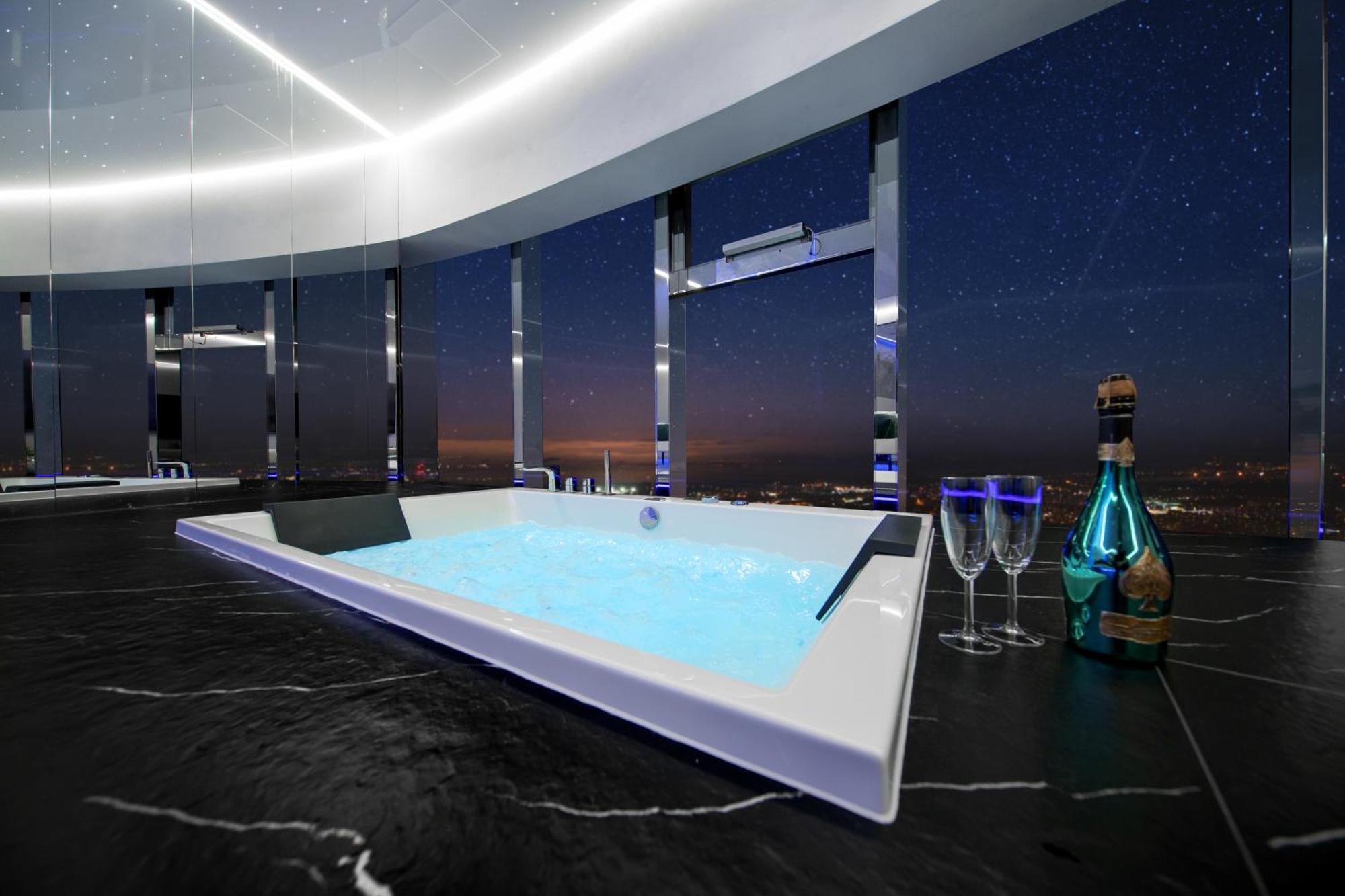 Apartamenty Sky Tower Z Jakuzzi Przy Oknie Wroclaw Exterior photo