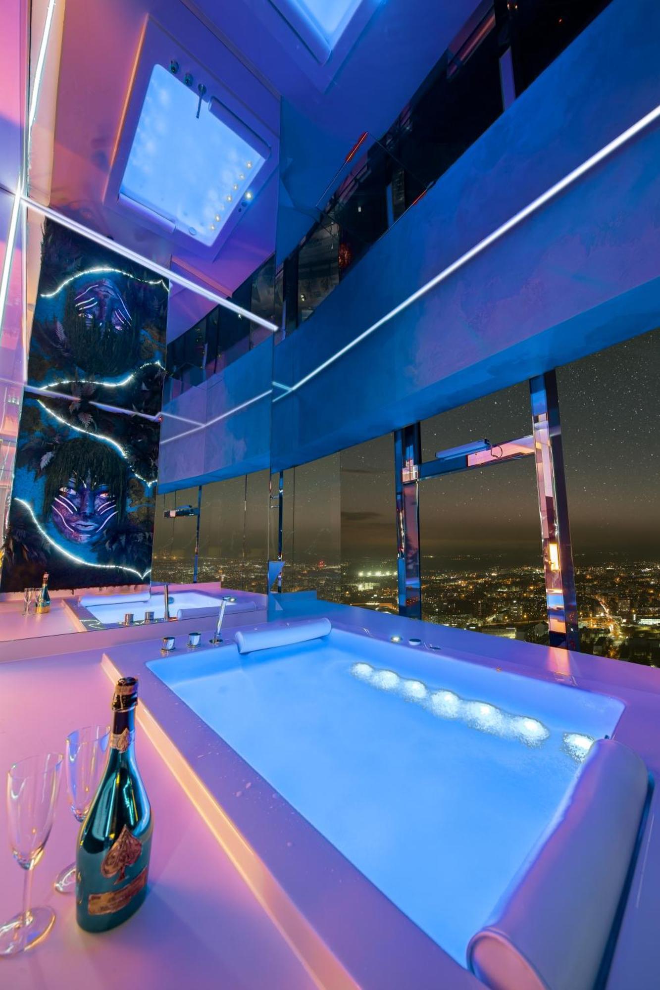 Apartamenty Sky Tower Z Jakuzzi Przy Oknie Wroclaw Exterior photo